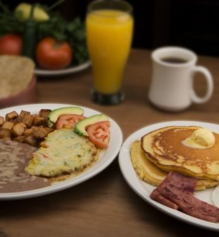 Brunch er en populær spiseoplevelse, der kombinerer morgenmad og frokost i en lækker og afslappet atmosfære